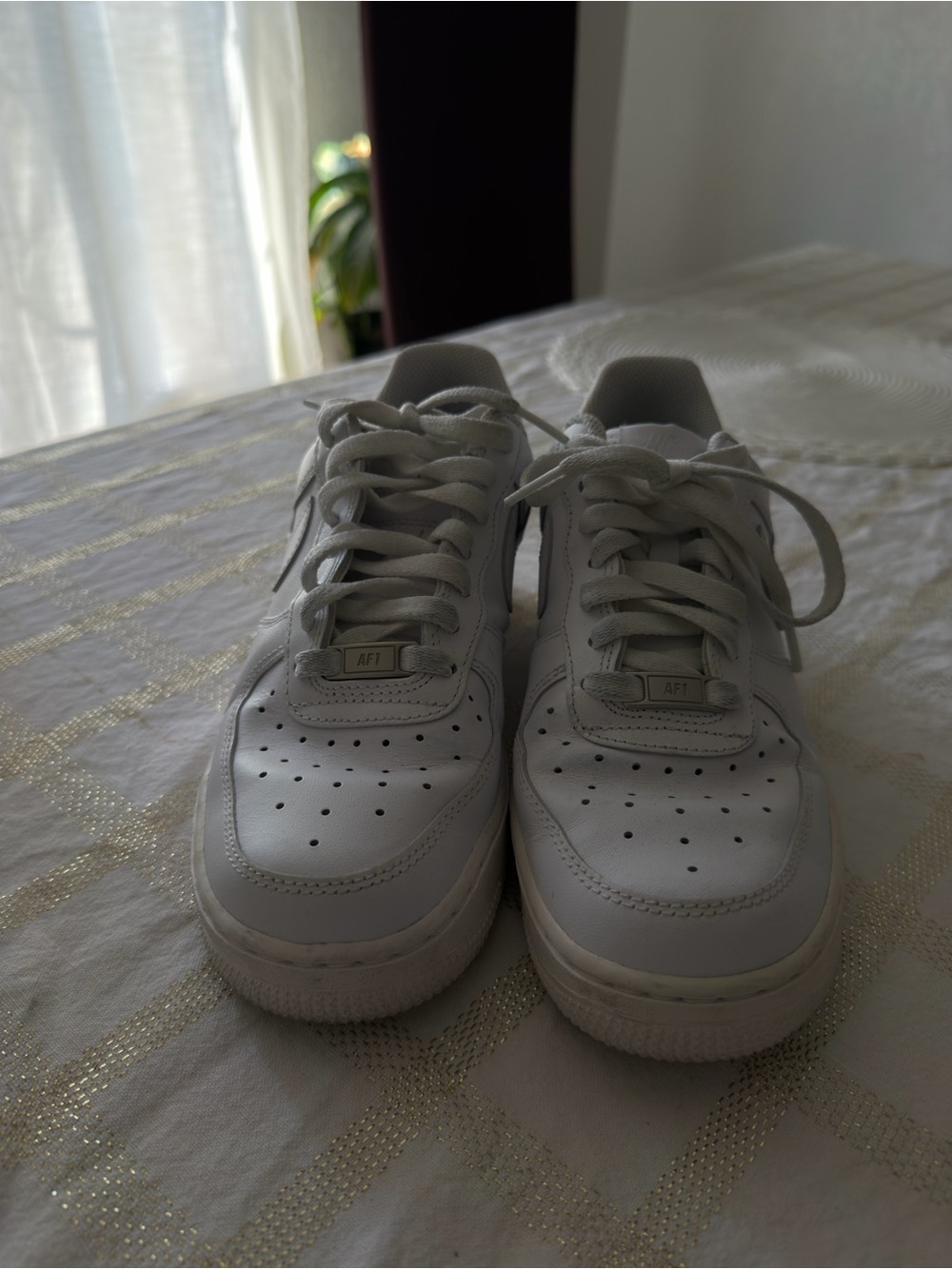 Nike Air Force White Low-Top Sneakers - Picture 4 of 6